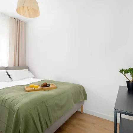 Jasny Z Parkingiem W Centrum Poznania By Renters